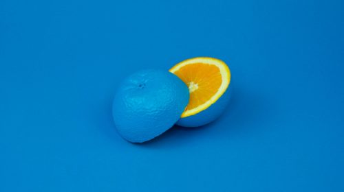 Eine blaue Orange als Sinnbild für kreative ungewöhnliche Ideen