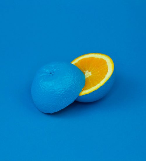 Eine blaue Orange als Sinnbild für kreative ungewöhnliche Ideen