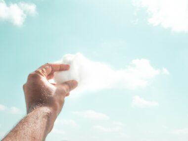 Man greift in Wolke